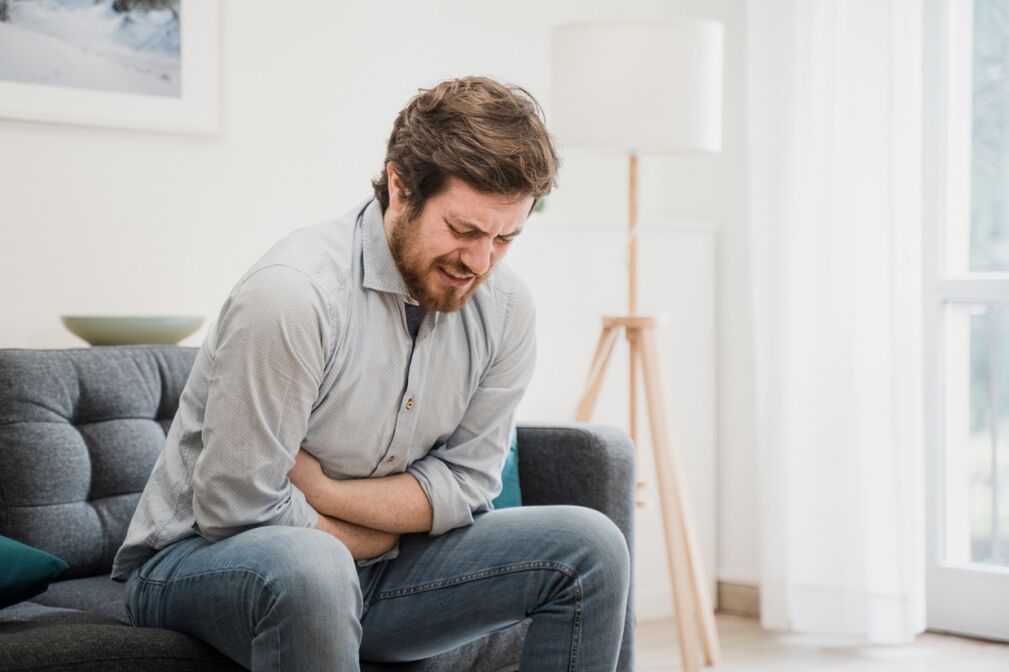un hombre tiene síntomas de prostatitis