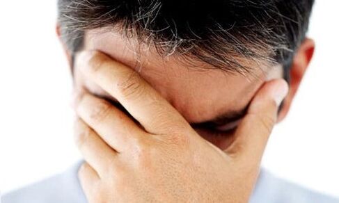 un hombre está pensando en tratar la prostatitis
